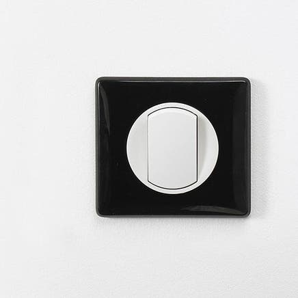 Design et caractère avec l'interrupteur noir et blanc
