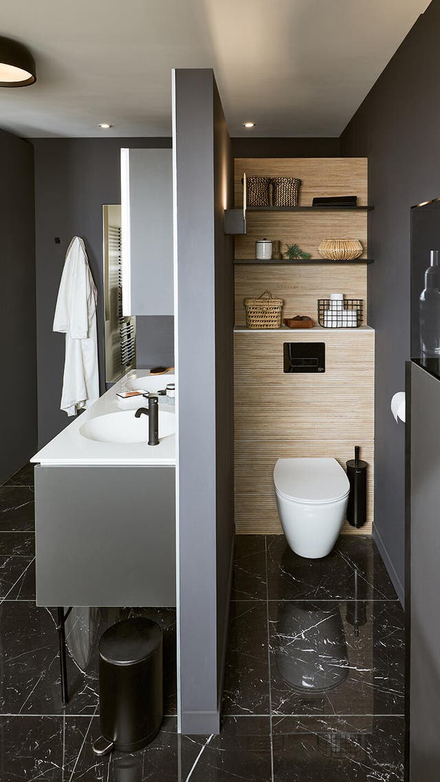 Photo Leroy Merlin d'une salle de bain avec des WC séparé avec une cloison. 