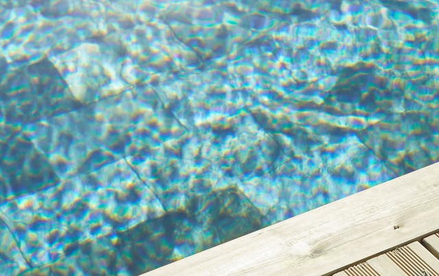 photo de lame de bois pour terrasse au bord d'une piscine