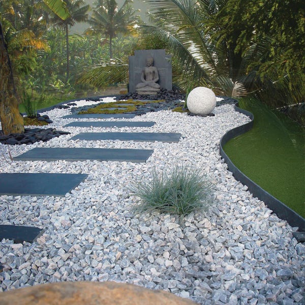 Jardin ultra moderne avec du gravier décoratif, galets et plantes