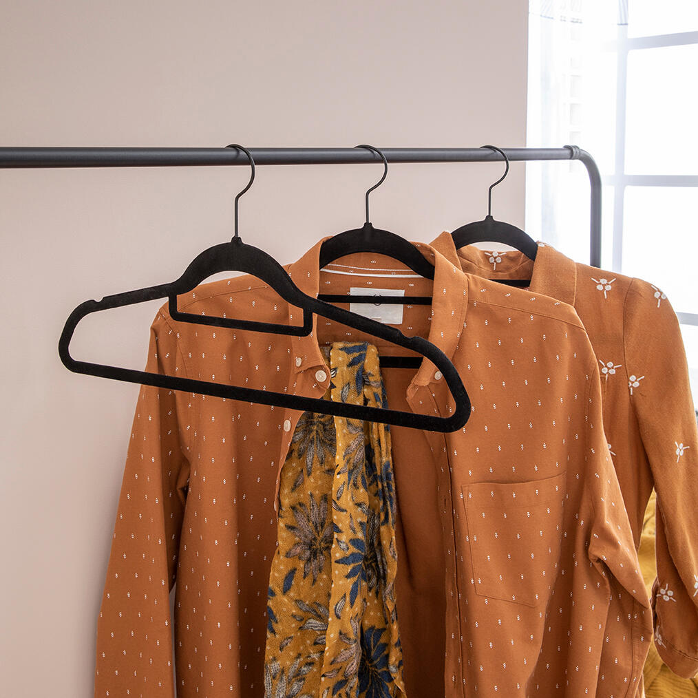 Lot de 4 cintres SPACEO plastique finition VELOURS noir, H.23 x l.45 x P.2.4 cm - 2