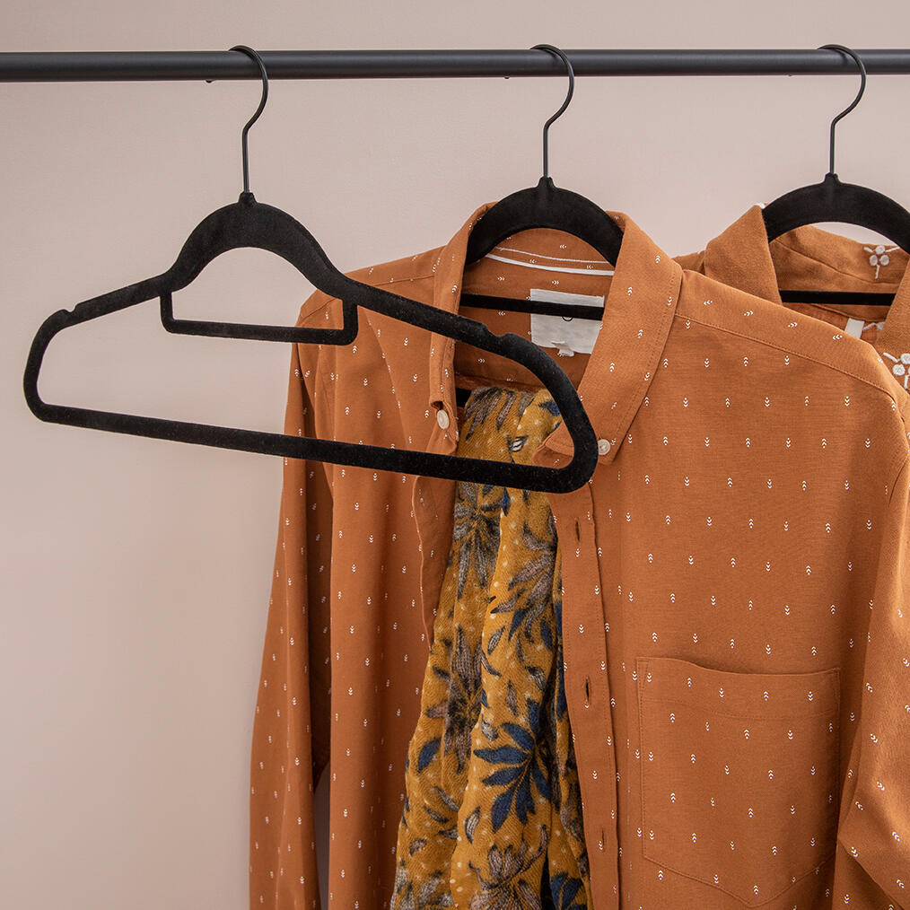 Pack 4 cabides veludo preto 45x23x2.4cm SPACEO - 21