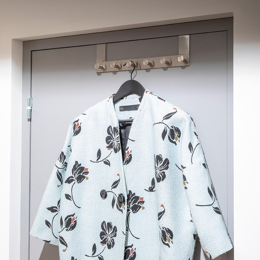 Percha  para traje SPACEO de madera negro FSC 45x23 (anchoxalto) - 7