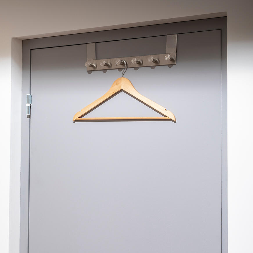 Pack 8 perchas SPACEO de madera FSC natural 44.5x23 (anchoxalto) - 11