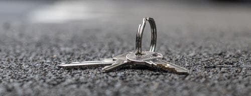 photo d'un trousseau de clé par terre dans la rue