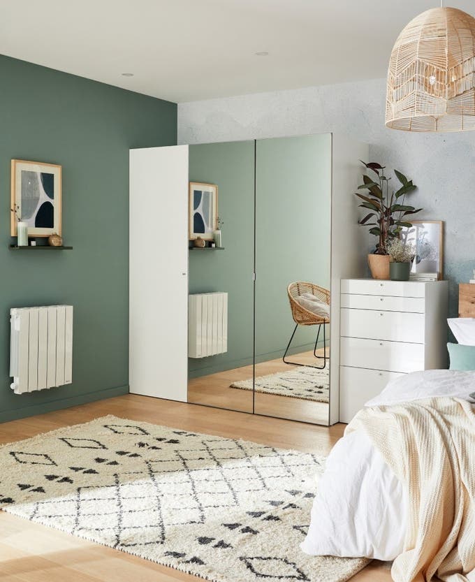 photo d'une armoire avec miroir dans une chambre