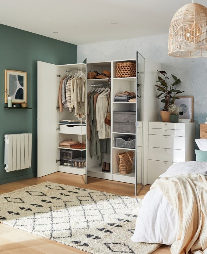 photo d'une armoire avec miroir dans une chambre, ouverte