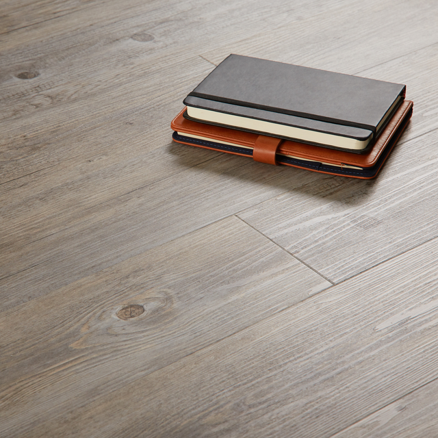 Suelo vinílico autoadhesivo forte Daintree efecto madera gris GR130 ARTENS