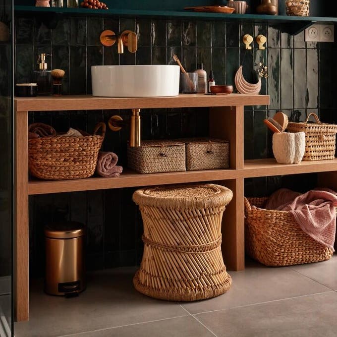 Photo d'un meuble vasque en bois dans une salle de bains verte. 