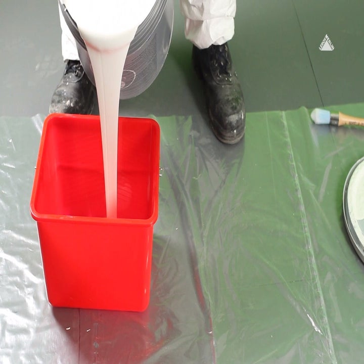 photo de peinture versée dans un bac