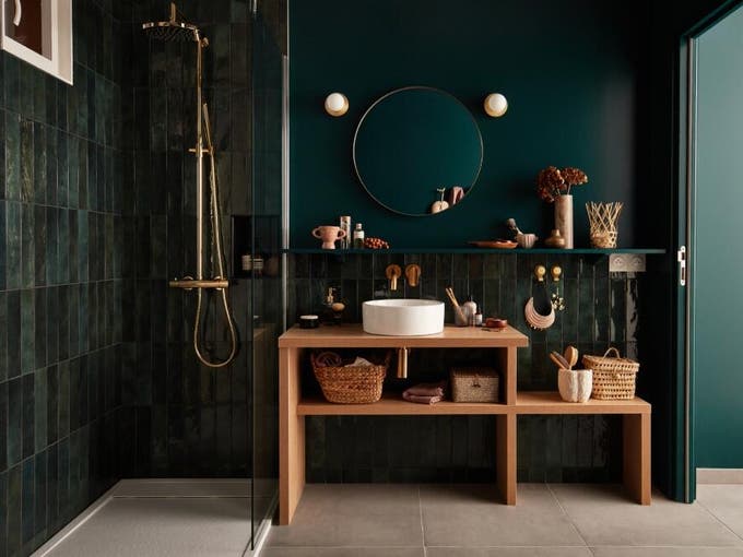 photo d'une petite salle de bains dans les tons vert et bois