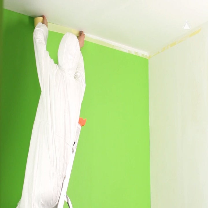 photo d'un homme protégeant les murs avant de peindre