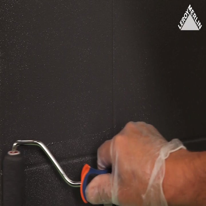 pessoa a pintar os azulejos