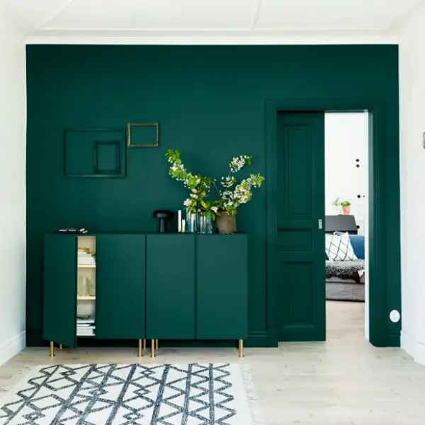 Photo d'un couloir couleur vert émeraude. 