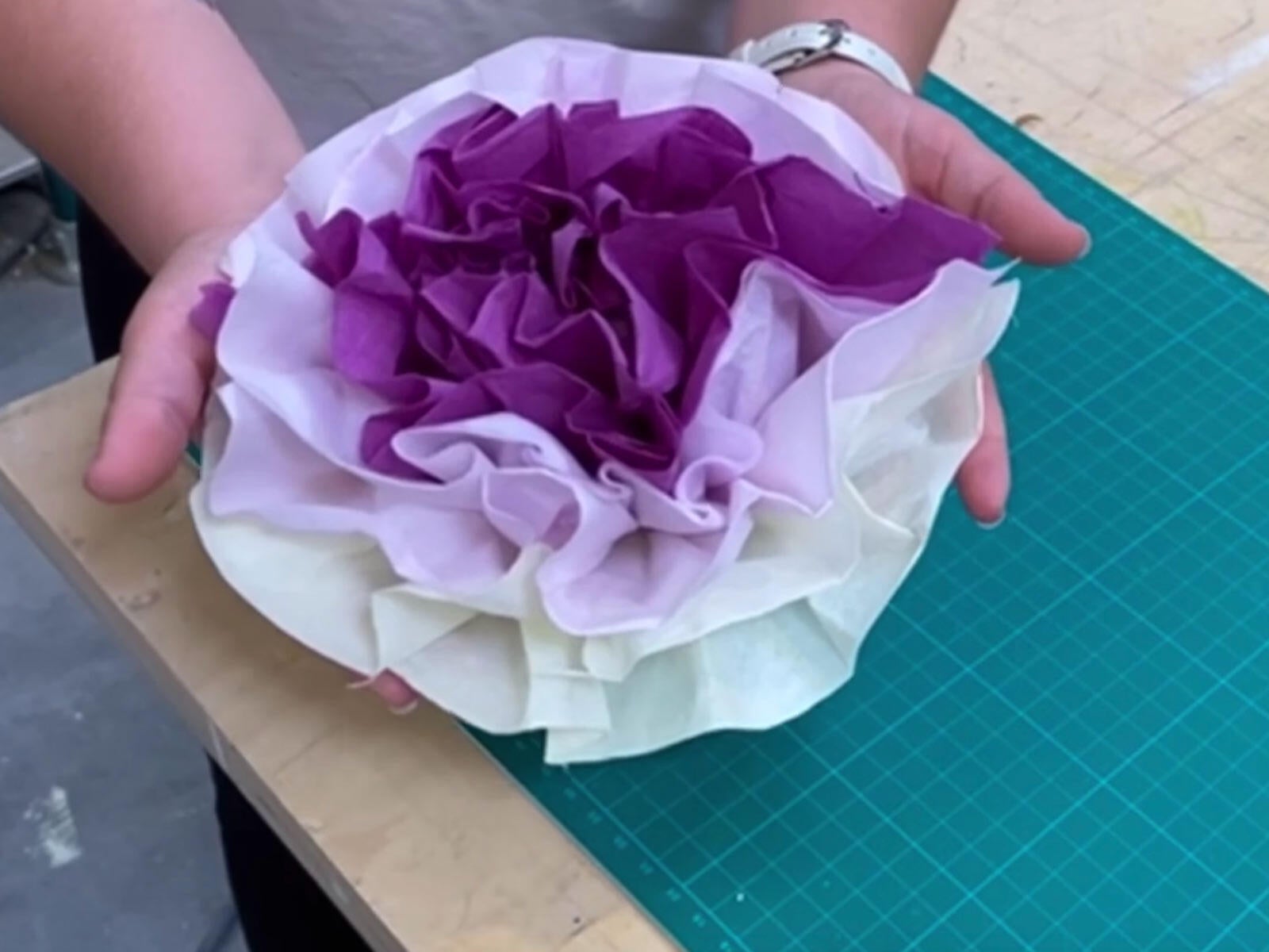 Comment faire une rose avec une serviette en papier ? 