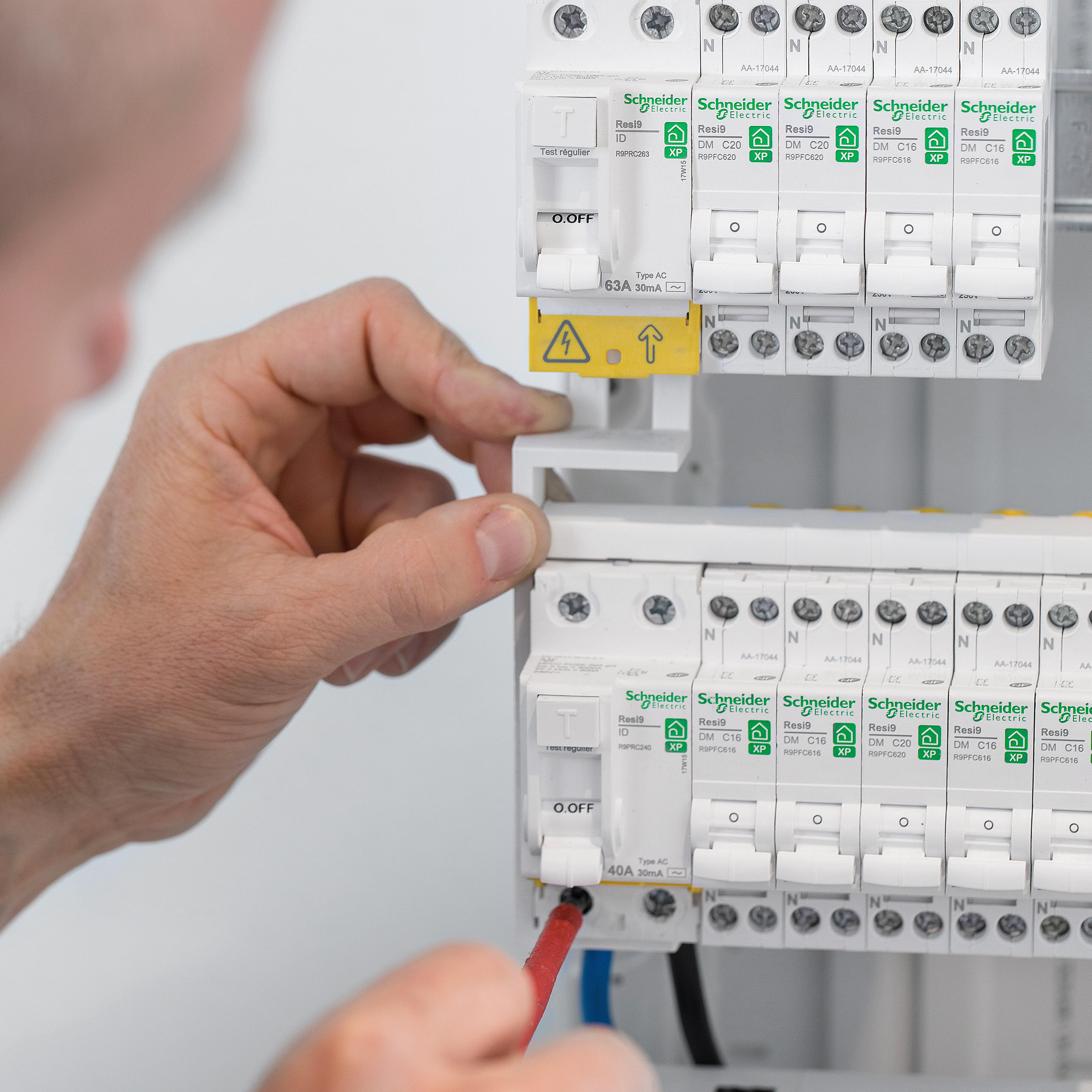 Tableau précâblé logement T5 et + 4 rangées Resi9 XP SCHNEIDER ELECTRIC - 4