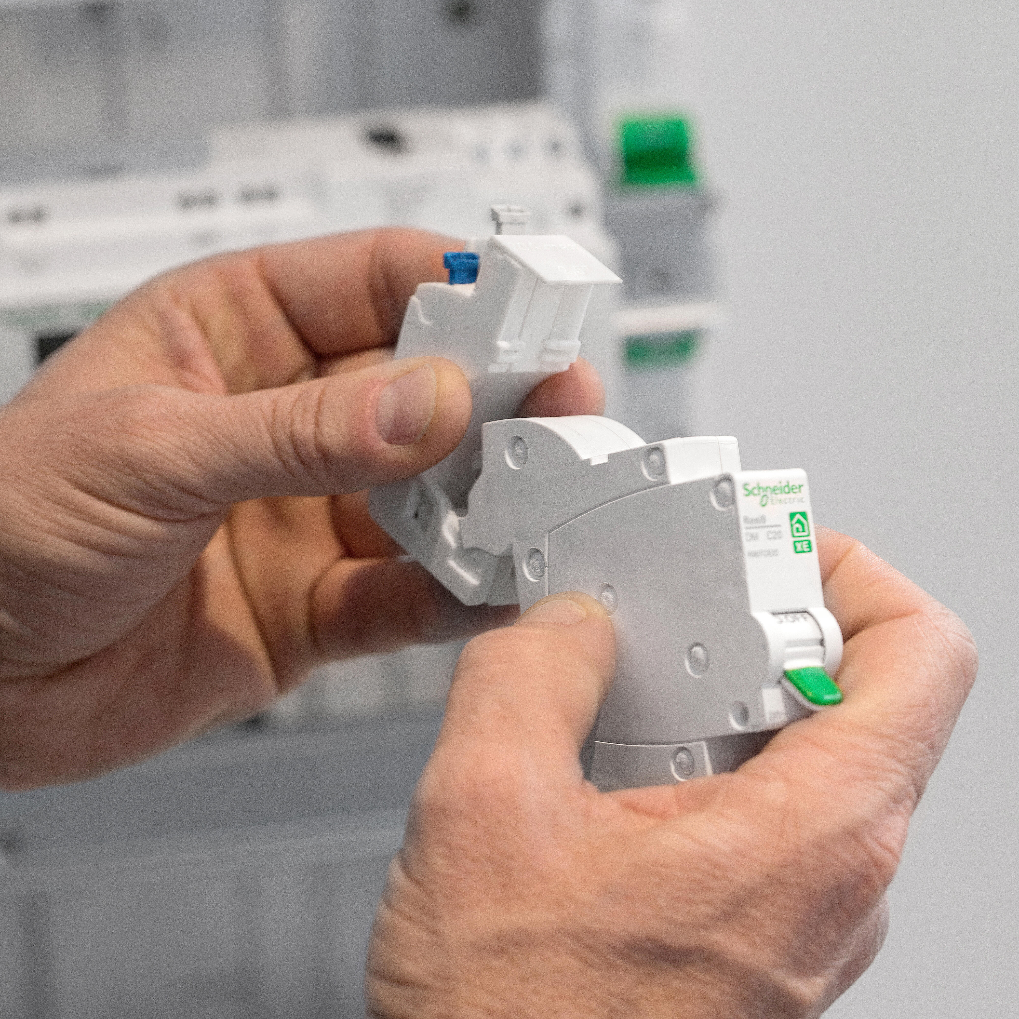 Disjoncteur modulaire 16A courbe C Resi9 XE, SCHNEIDER ELECTRIC - 17