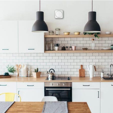 L'aérateur permanent SAUTER Zému Smart à interrupteur pour la cuisine peut être couplé avec un interrupteur afin d'actionner la grande vitesse et ainsi la sur ventilation pour évacuer les buées et mauvaises odeurs