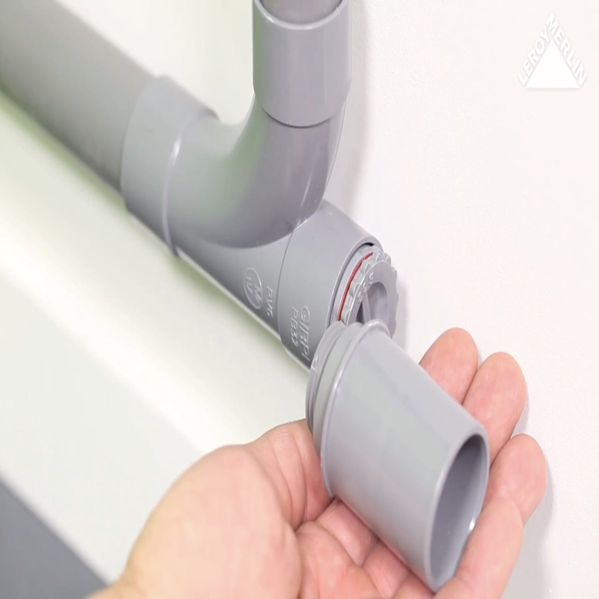 Photo homme prolonge une canalisation PVC