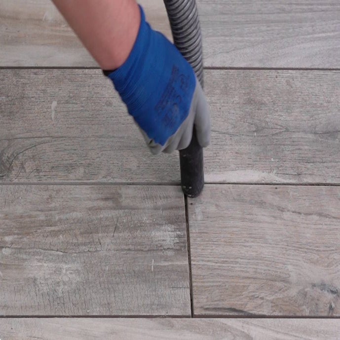 photo du dépoussiérage des carreaux