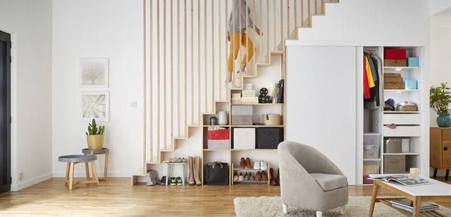 photo d'un dressing sous l'escalier