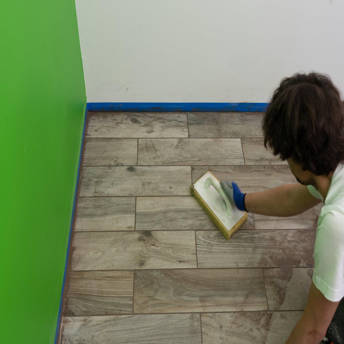 photo de la pose de joint carrelage parquet