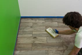 photo de la pose de joint carrelage parquet