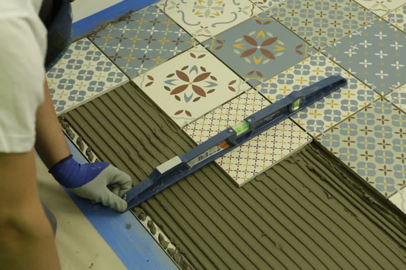 Comment réussir un joint entre un parquet et un carrelage ? | Leroy Merlin