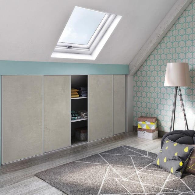 photo d'un dressing sous pente sous les combles
