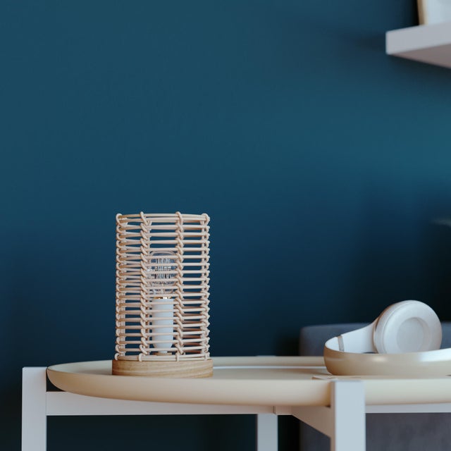 Lámpara de mesa compatible con casquillo E14 Poppy INSPIRE con estructura madera beige pantalla beige de mimbre alimentación a red