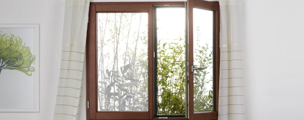 Intérieur De La Maison Avec Mur En Bois Et Fenêtre Ouverte Sur La