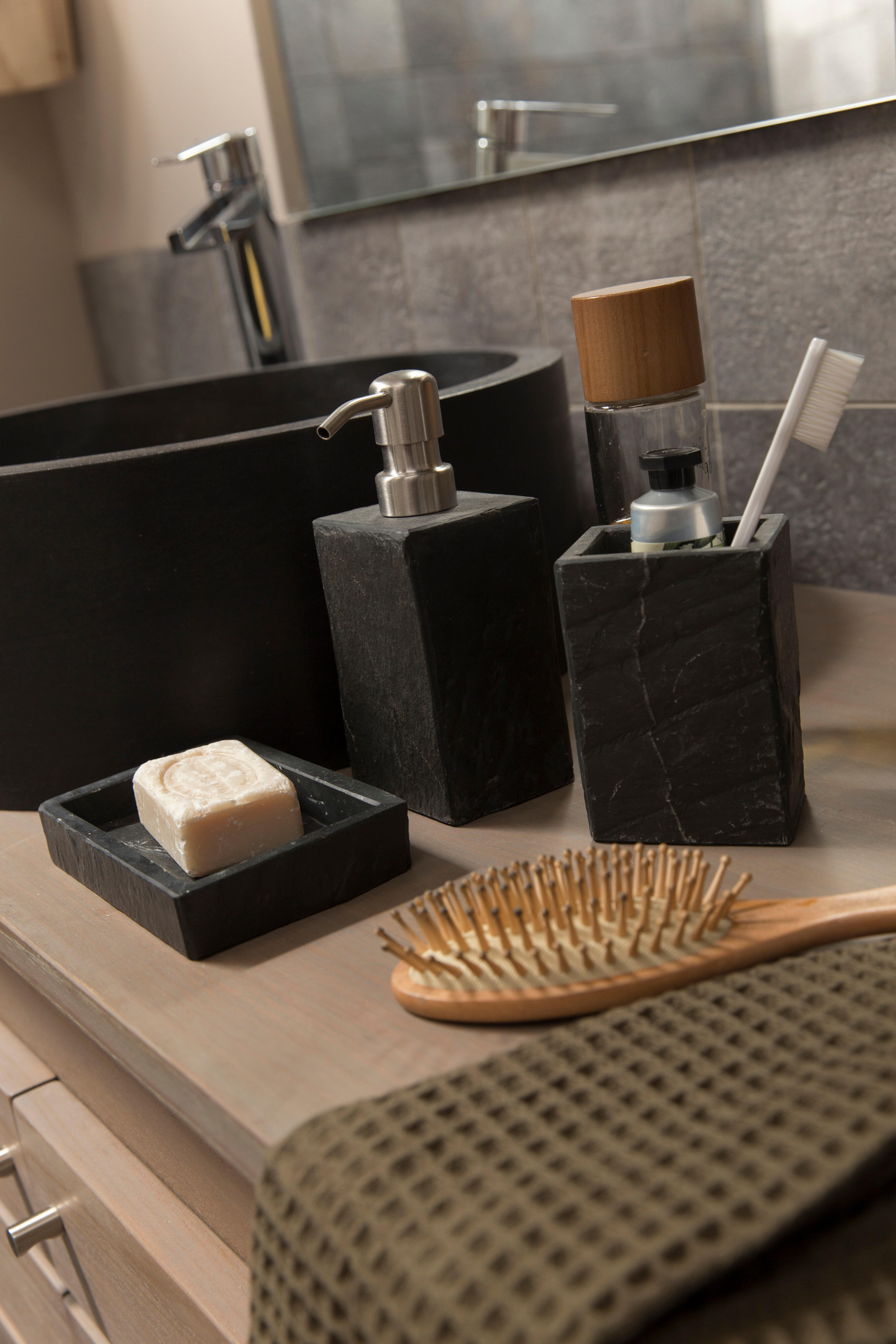 Distributeur de savon pierre Stone, noir SENSEA - 2