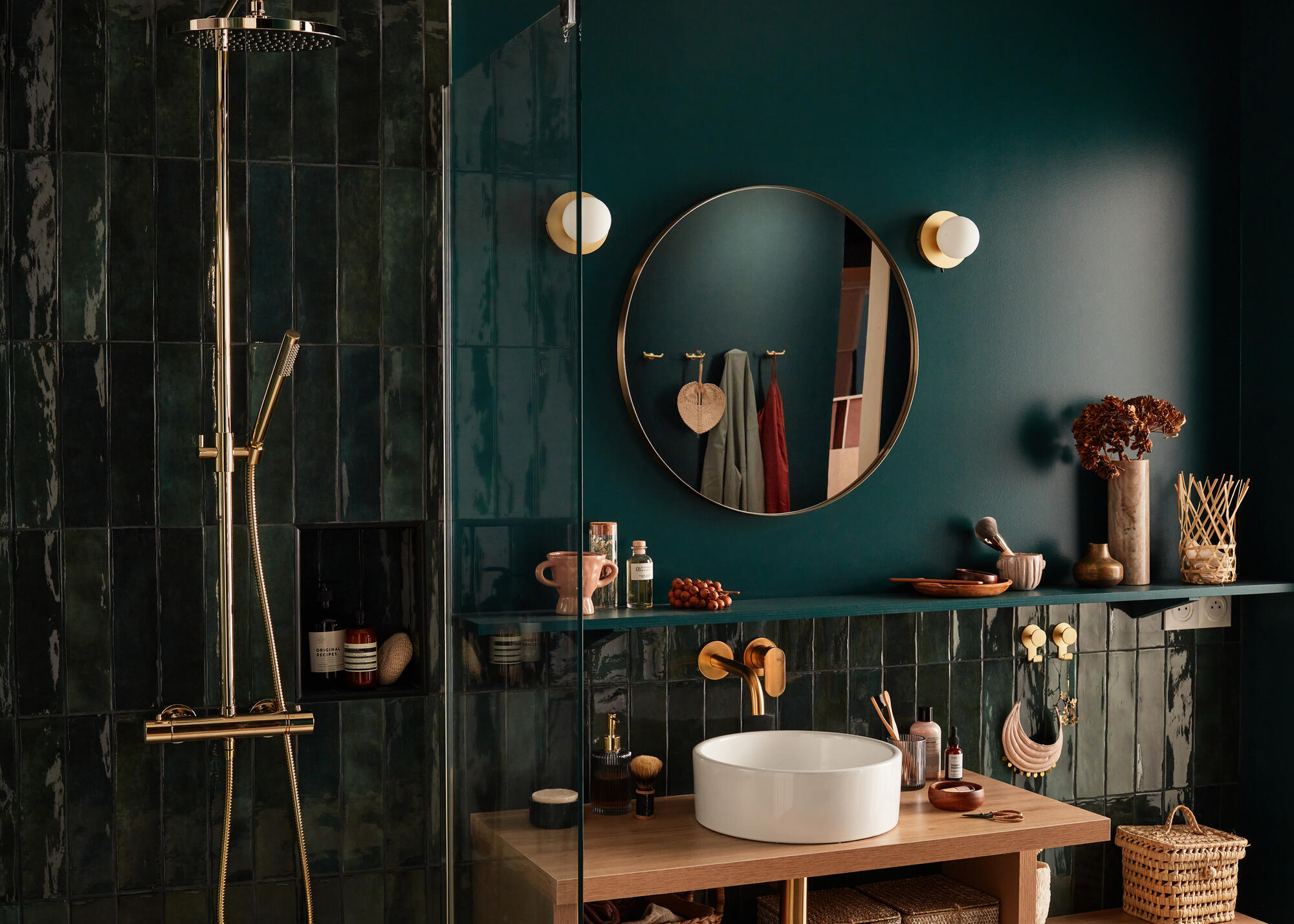 Une peinture vert sombre pour une salle de bains glamour | Leroy Merlin
