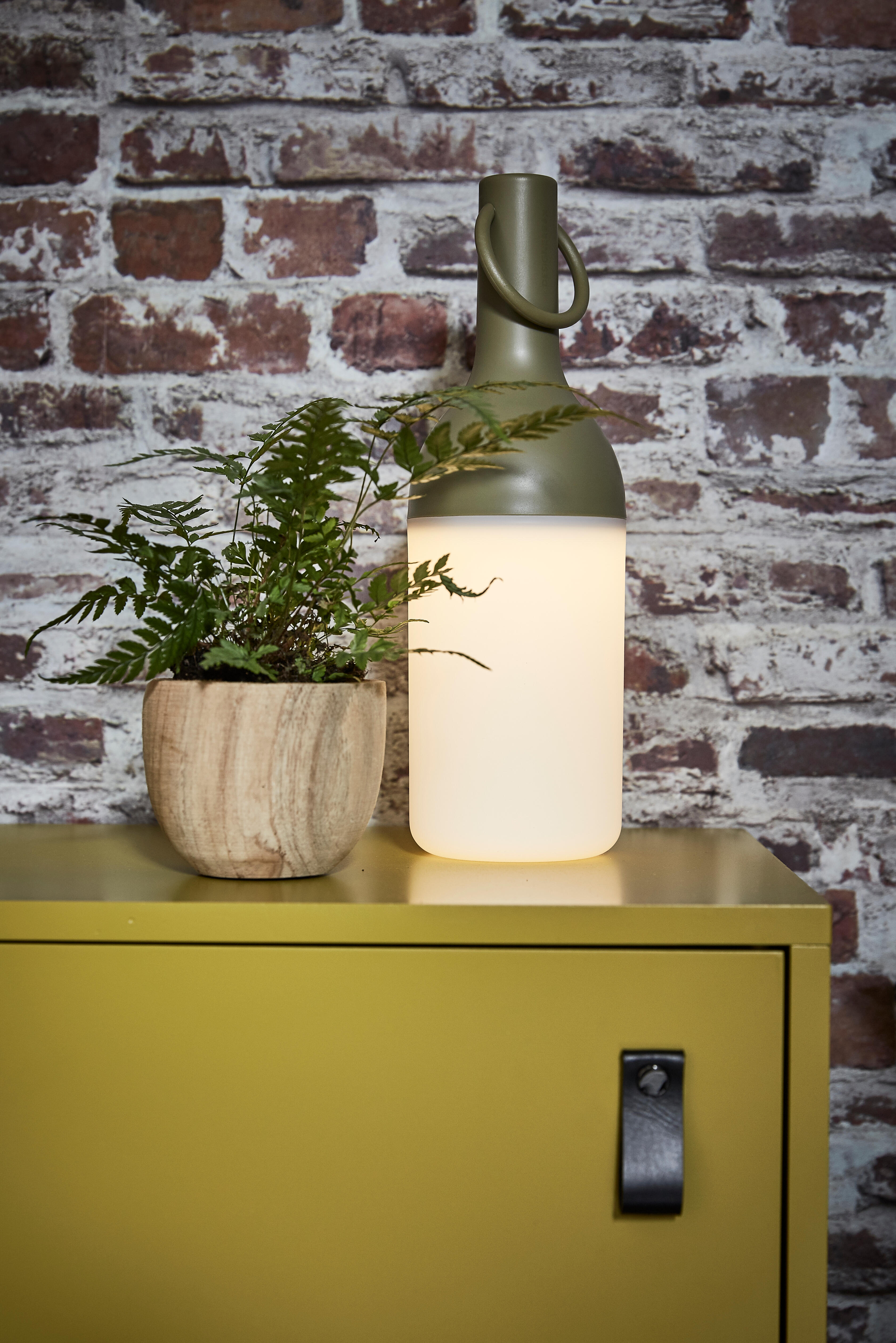 Une lampe nomade design adoucie par du vert végétal Leroy Merlin