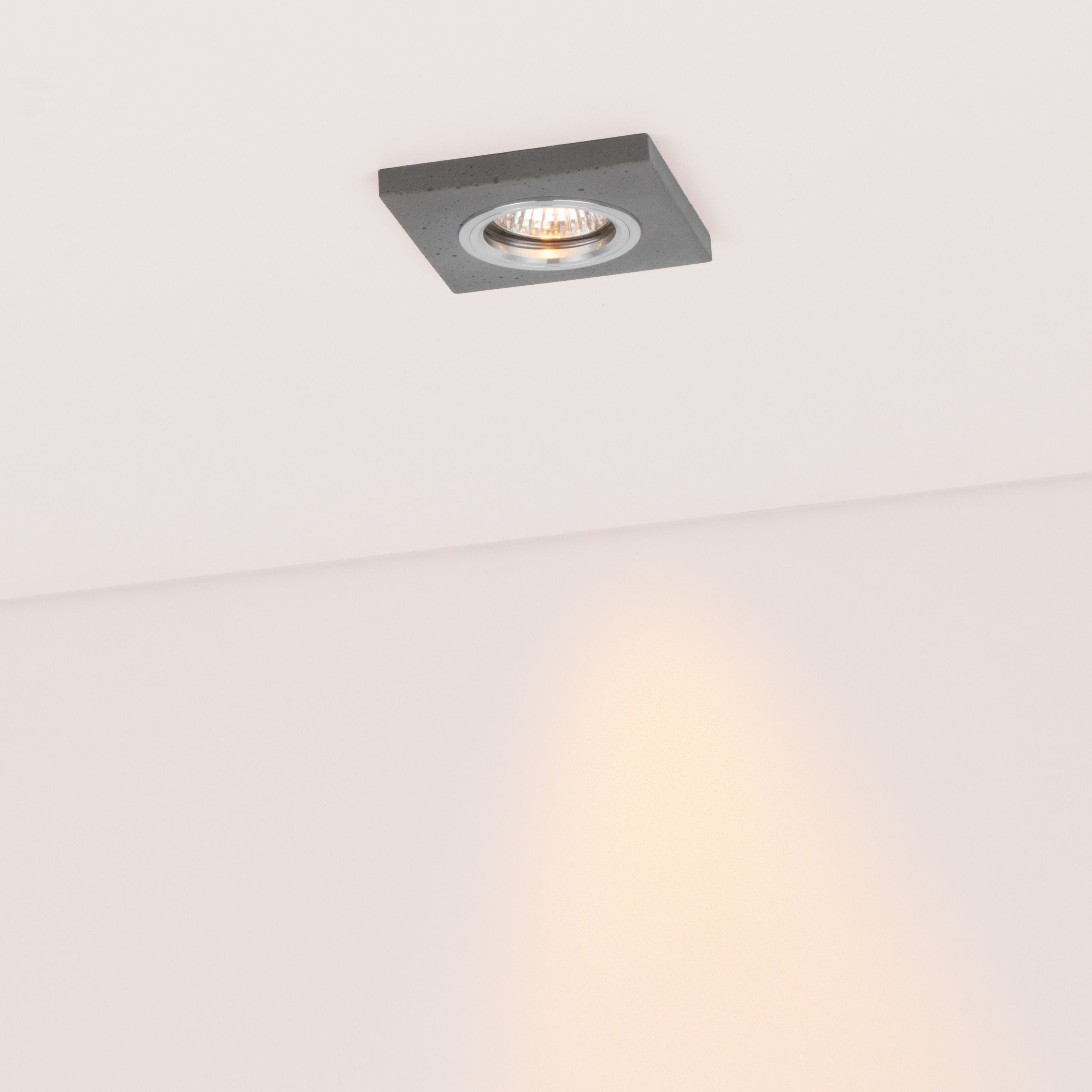Spot individuel à fixer Rêve de Béton gris, GU10, 2700K CALI carré - 2