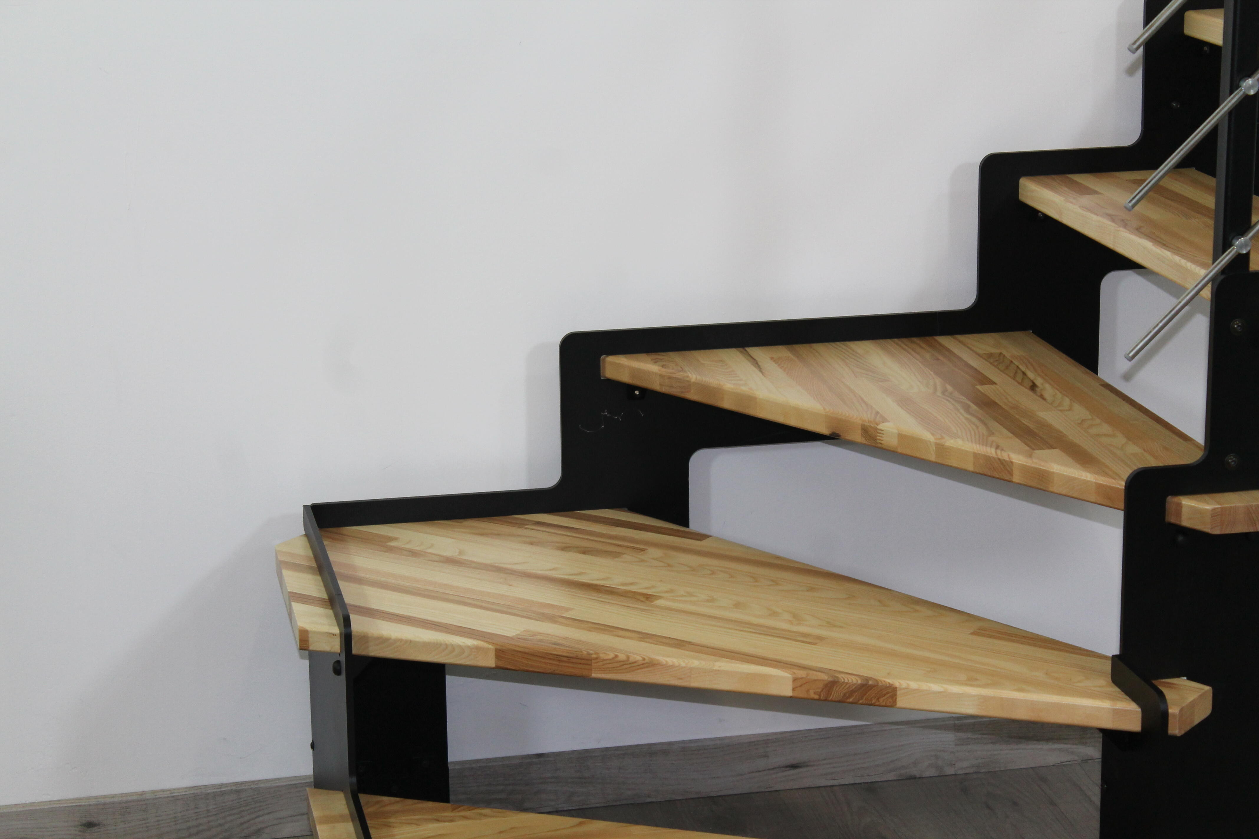 Escalier 1/4 t. bas révers. acier noir Crémaillère 14 mar. frêne verni , l.85 cm - 6
