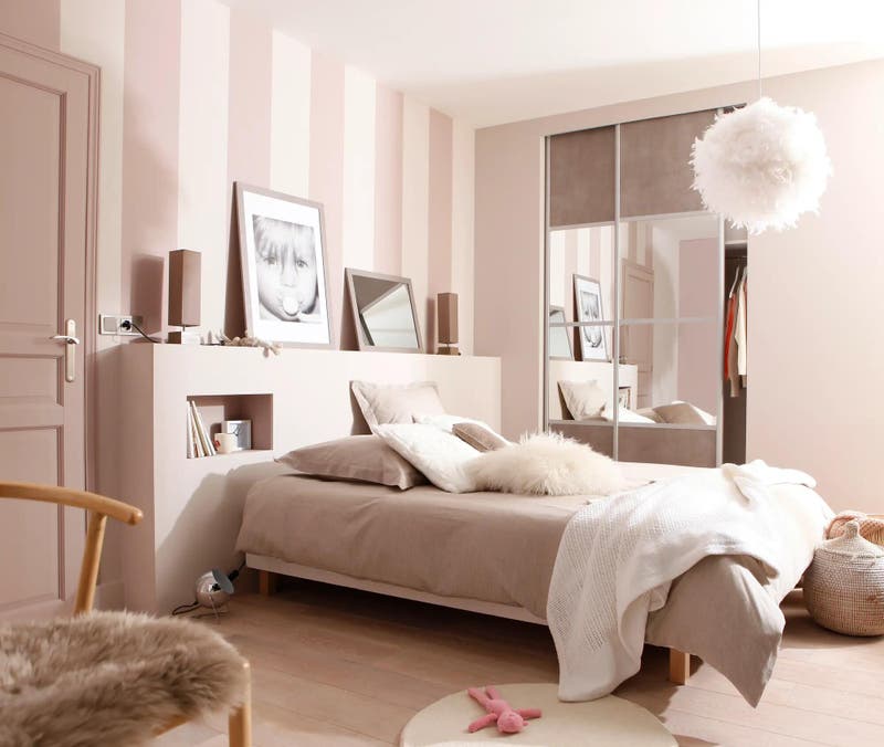 photo d'une tête de lit avec niche dans une chambre rose poudrée 