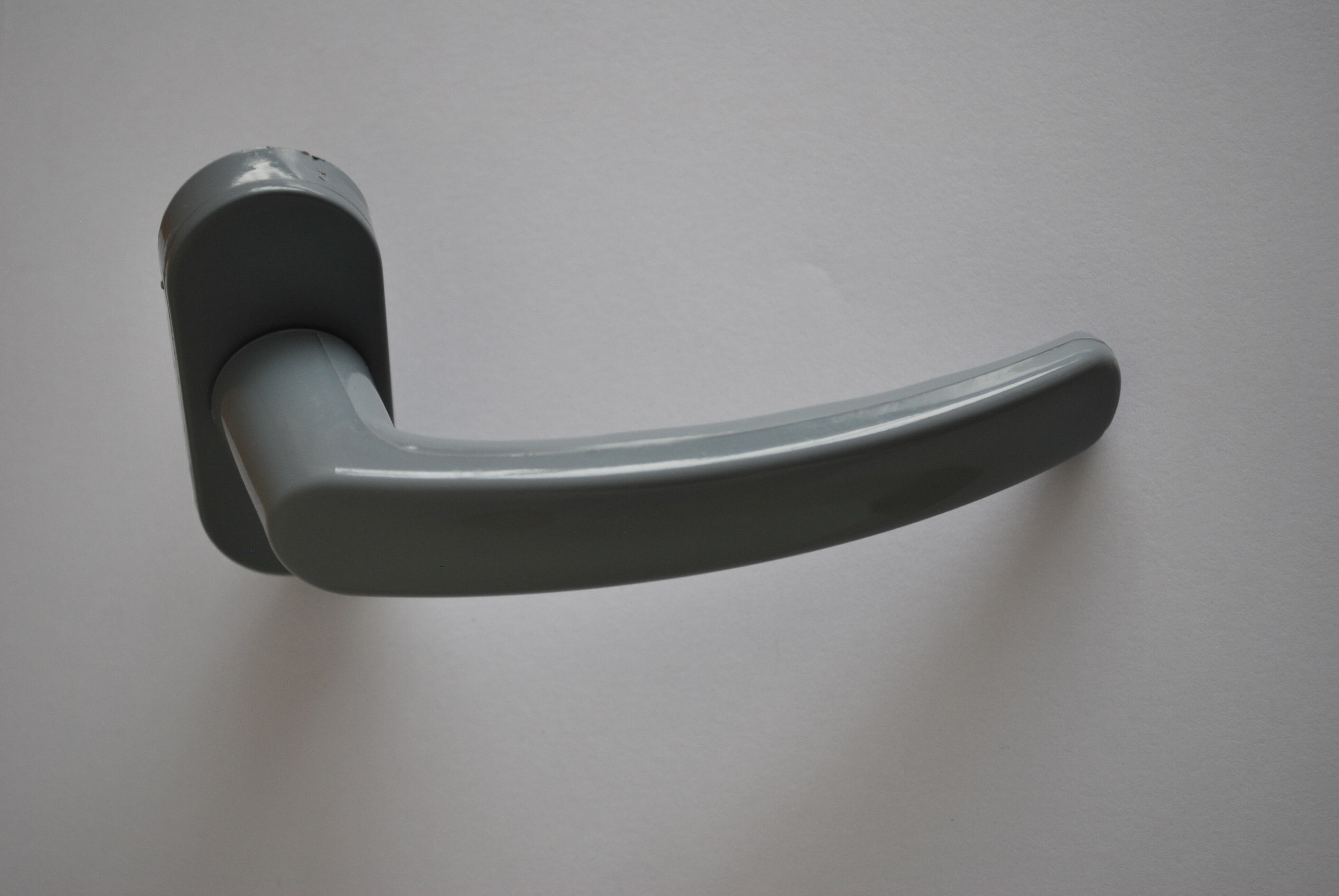 Poignée PVC coloris gris inox pour fenêtre PVC - 4