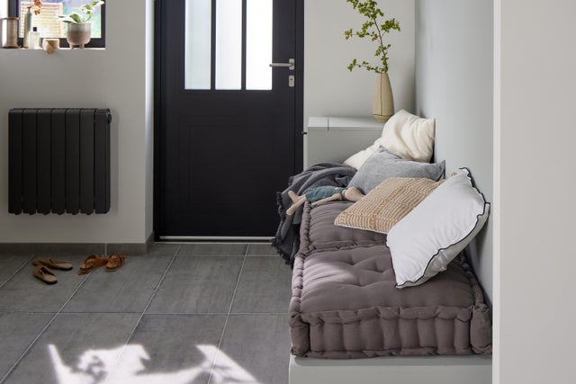photo de la banquette à l'entrée agrémenté de coussin de sol pour un côté accueillant et chaleureux
