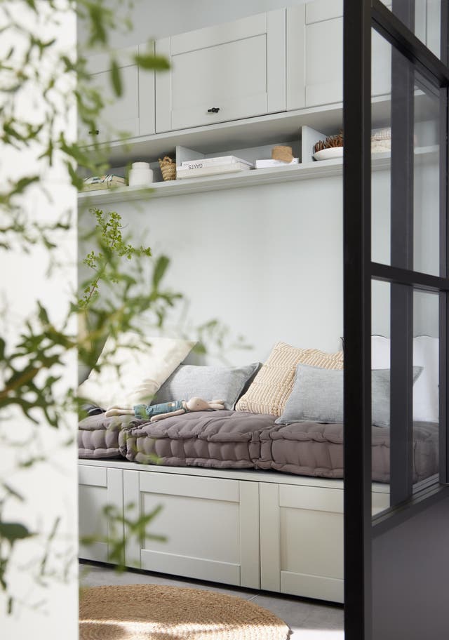 photo de la banquette de l'entrée aux tons blanc, beige, gris et grège