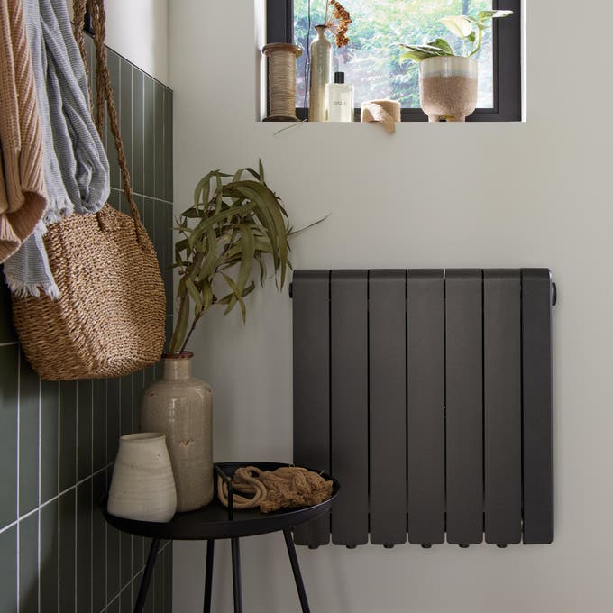 photo d'un radiateur noir dans une entrée