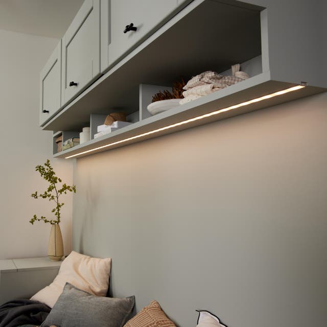 photo d'un ruban led sous la partie inférieur de l'étagère