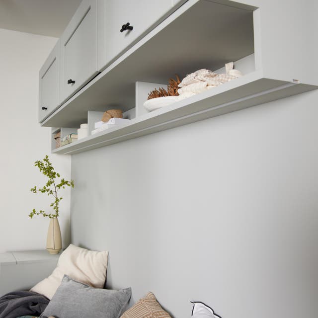 photo du meuble haut complété par une étagère pour y ranger son courrier