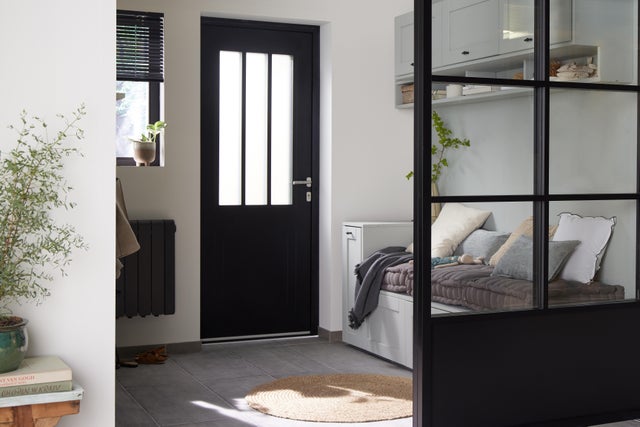 photo d'une porte d’entrée en aluminium avec un vitrage sablé.
