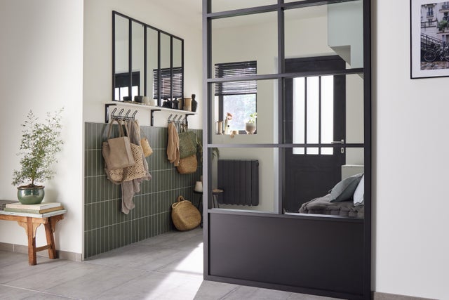 photo d'une entrée au style industriel avec les portes coulissantes et le miroir qui donne une touche moderne et chaleureux