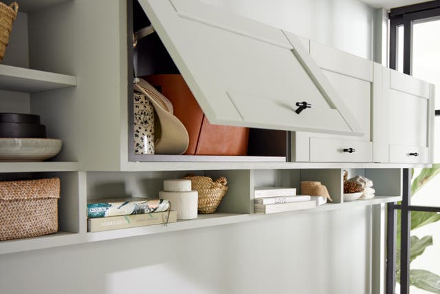 photo de meuble haut avec relevage avec ouverture en angle droit pour le stockage de sac à main