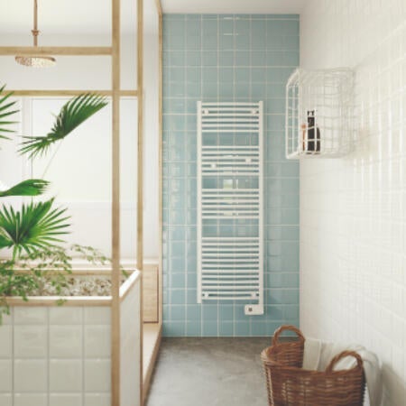 Le sèche-serviettes électrique SAUTER Goreli digital blanc est à inertie fluide et procure ainsi une chaleur enveloppante dans la salle de bains - 2