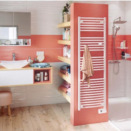 seche serviettes blanc salle de bain rose