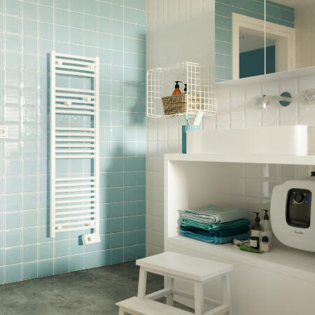 Le sèche-serviettes électrique SAUTER Goreli digital slim est ultra compact grâce à ses 40cm de largeur - 5