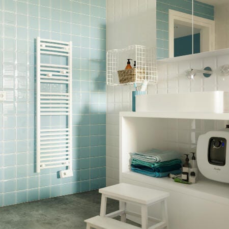 Le sèche-serviettes électrique SAUTER Goreli digital slim est ultra compact grâce à ses 40cm de largeur